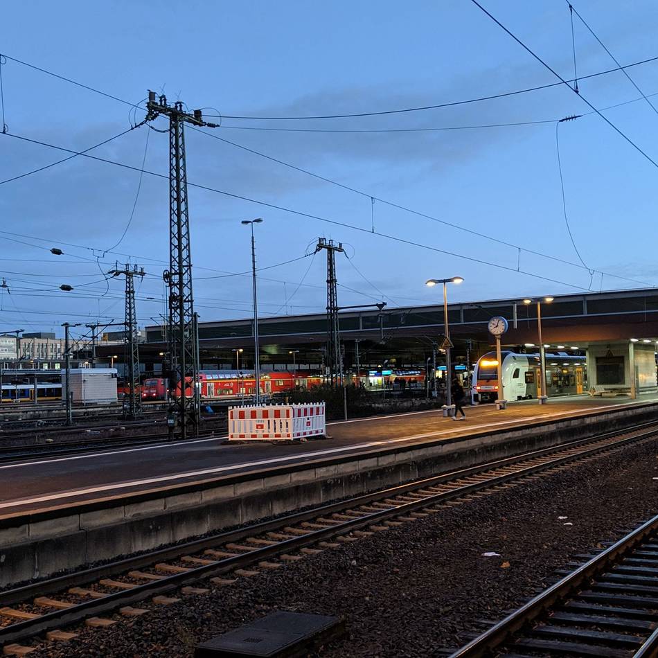 Reparaturarbeiten laufen: Bahnstörung beeinträchtigt Strecke zwischen Düsseldorf und Duisburg – Flughafen betroffen