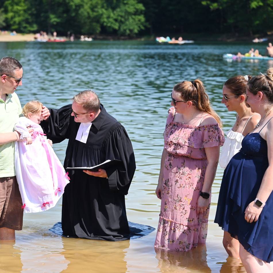 Evangelische Kirchengemeinden Hückeswagen, Radevormwald, Bergisch Born: 15 Kinder an der Bever-Talsperre getauft