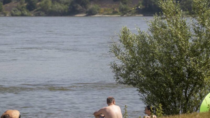 Polizeieinsatz in Duisburg-Marxloh: Kinder plantschen im Rhein – an der Stelle, wo drei Mädchen starben