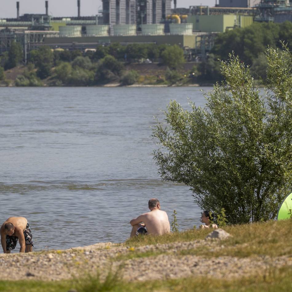 Polizeieinsatz in Duisburg-Marxloh: Kinder plantschen im Rhein – an der Stelle, wo drei Mädchen starben