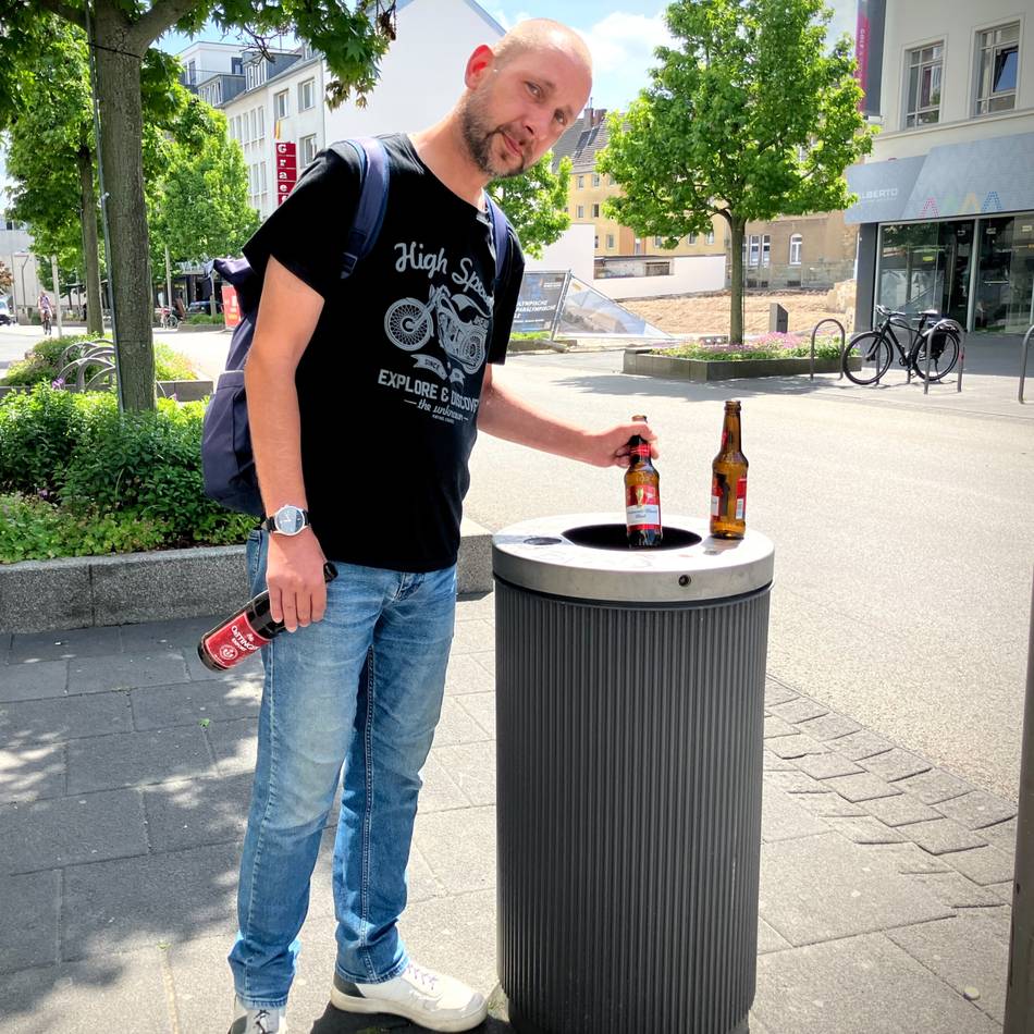 Neuer Pfand-Behälter in Mönchengladbach: „Das könnte bei den vielen Pfandsammlern Streit auslösen“