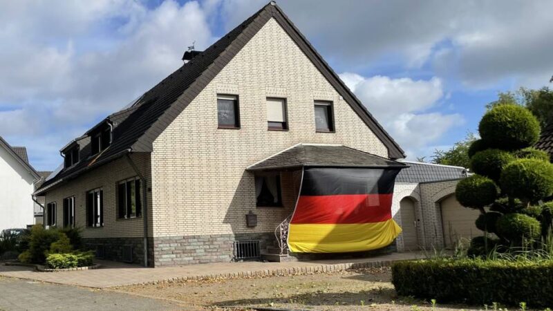 Flaggen und mehr: So dekorieren Mönchengladbacher zur Fußball-WM