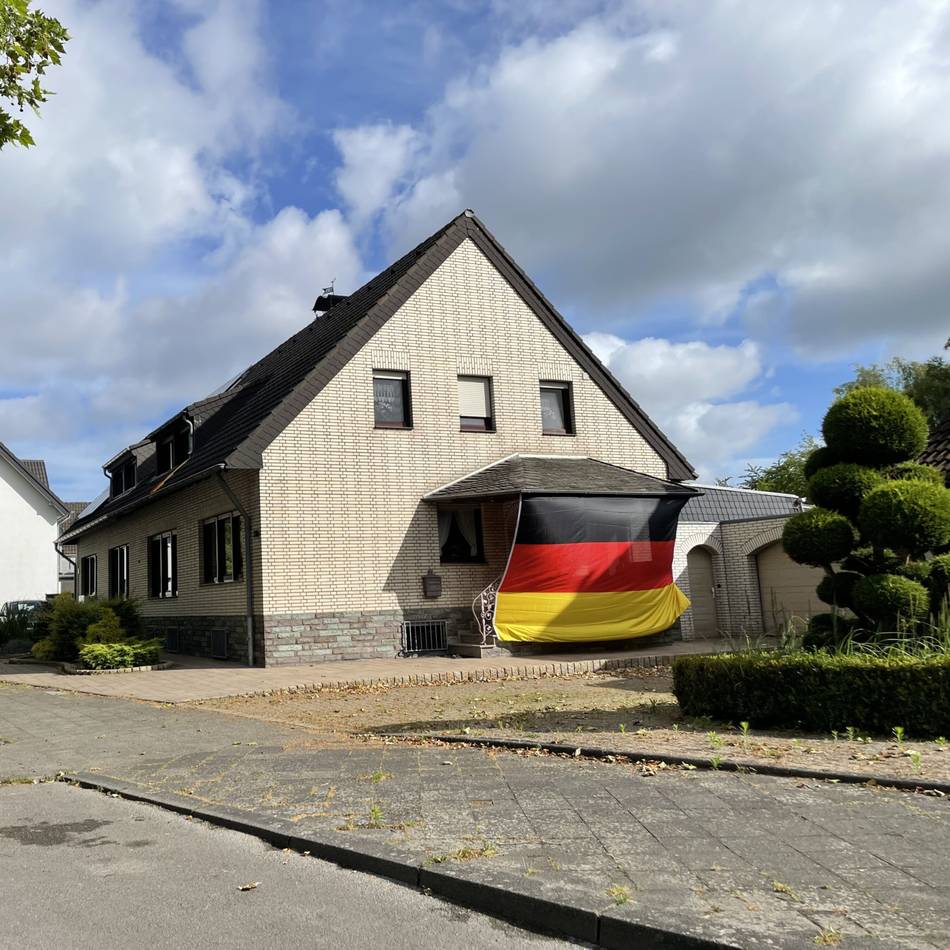 Flaggen und mehr: So dekorieren Mönchengladbacher zur Fußball-WM