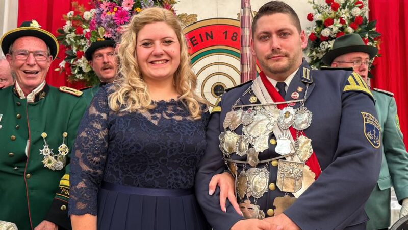 Schützenfest in Neuss-Weckhoven: Ein Musiker auf dem Thron der Weckhovener Schützen