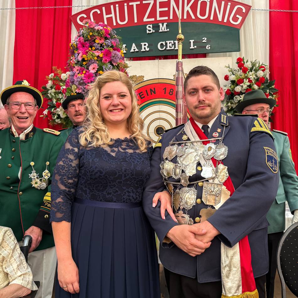 Schützenfest in Neuss-Weckhoven: Ein Musiker auf dem Thron der Weckhovener Schützen