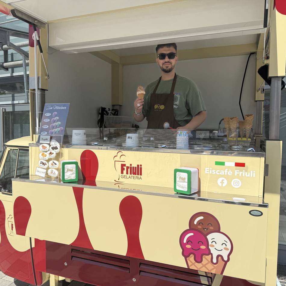 „Eiszeit“ in Hückeswagen: Frisch renovierter Eiswagen – direkt aus Bergamo
