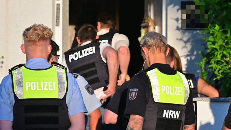 Mit Rammbock und Handschellen: Polizei durchsucht fünf Wohnungen in Dormagen nach Silvesterkrawallen