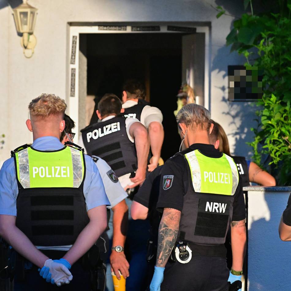 Mit Rammbock und Handschellen: Polizei durchsucht fünf Wohnungen in Dormagen nach Silvesterkrawallen