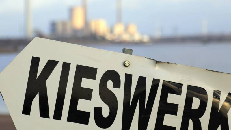 Sperrung zwischen Duisburg und Rheinberg: Schiff fährt auf Grund – Rhein muss gesperrt werden