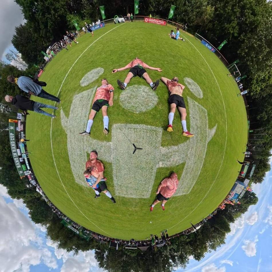 Charity-Fußballturnier in Kempen-Tönisberg: „Black and White“ gewinnen Hand-in-Hand-Cup