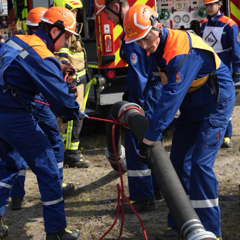 Ehrenamt im Kreis Kleve: Kreis-Feuerwehren erbringen Leistungsnachweis in Herongen
