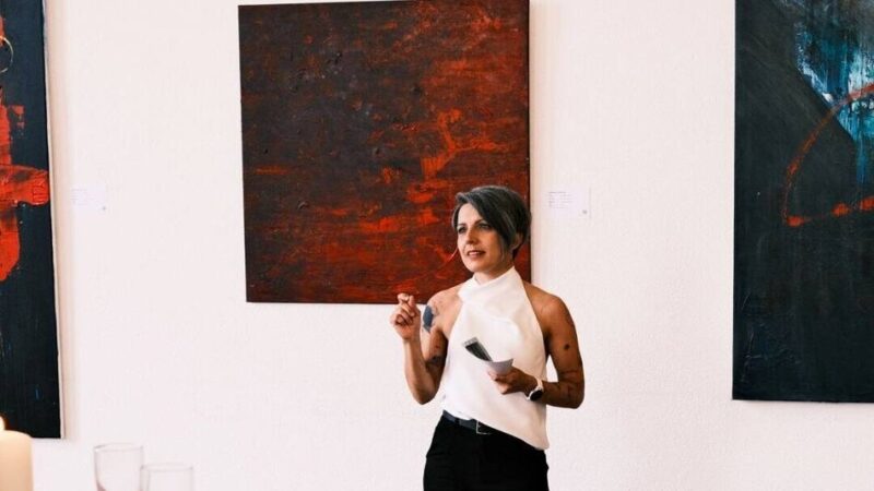 „Ungerade“ von Fabienne Teichner: Künstlerin eröffnet Ausstellung im Xantener Rathaus