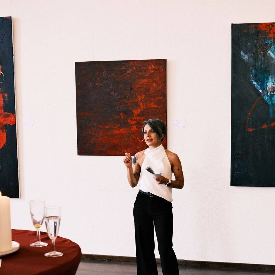„Ungerade“ von Fabienne Teichner: Künstlerin eröffnet Ausstellung im Xantener Rathaus