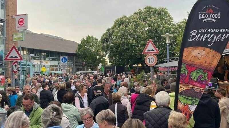 „Meerbusch schmeckt“ in Büderich: „Currywurst kann ja jeder“ – Feierabendmarkt setzt auf Originalität