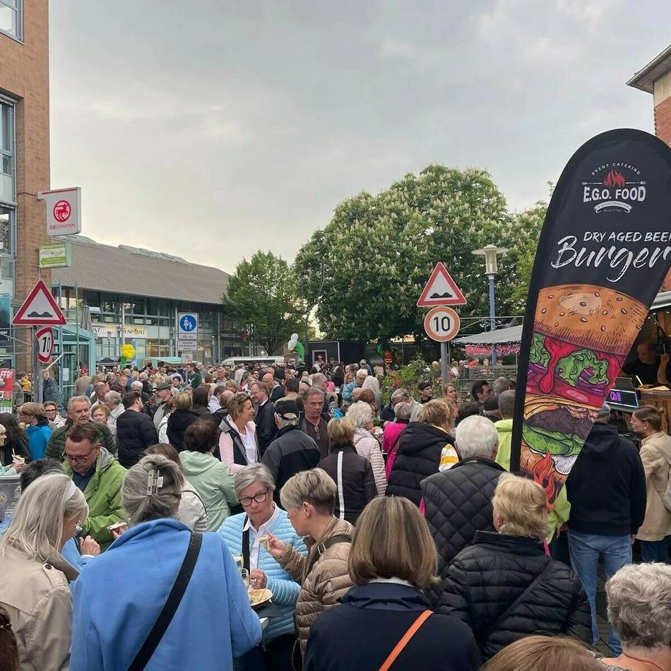 „Meerbusch schmeckt“ in Büderich: „Currywurst kann ja jeder“ – Feierabendmarkt setzt auf Originalität
