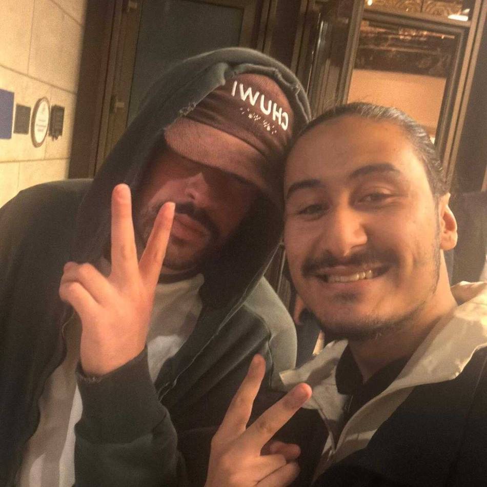 Vor Konzerten am Wochenende: Superstar in Düsseldorf – Bad Bunny feiert mit Fans und Altbier