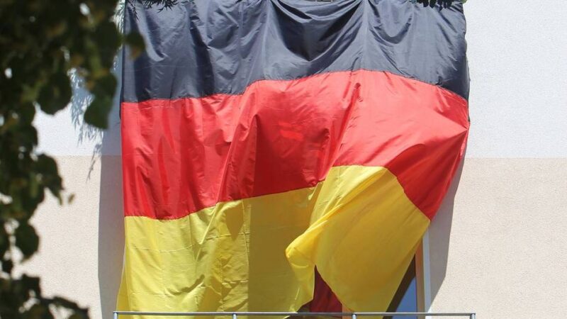 Fußball-WM startet: Nachtruhe, Flaggen und Co. – Was Fans in Mietwohnungen beachten müssen