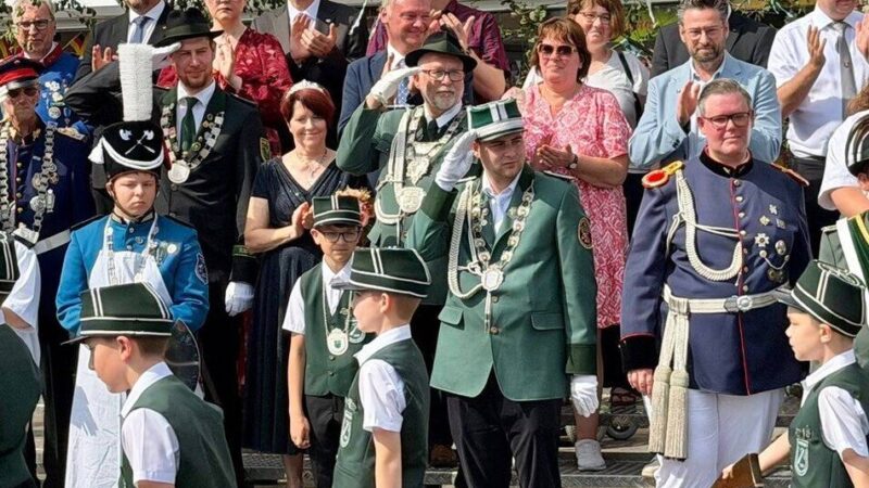 Schützenfest jenseits der 30-Grad-Grenze: Das Königspaar in Hackenbroich setzt persönliche Akzente