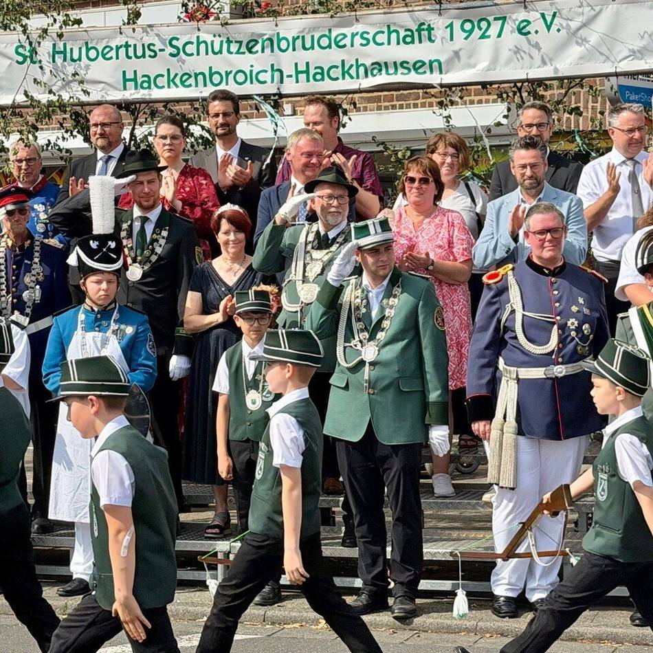 Schützenfest jenseits der 30-Grad-Grenze: Das Königspaar in Hackenbroich setzt persönliche Akzente