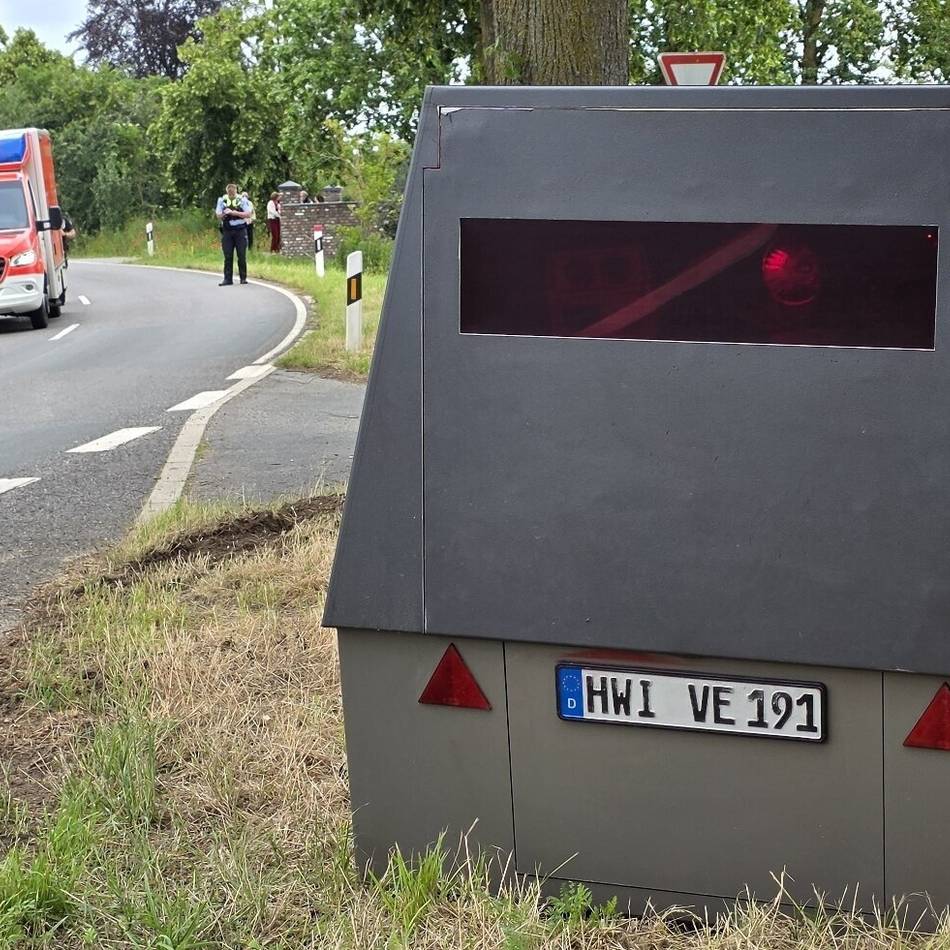 Schwerer Unfall in Winnekendonk: Polizei vermutet: „Blitzer-Panzer hat Motorradfahrer erschreckt“