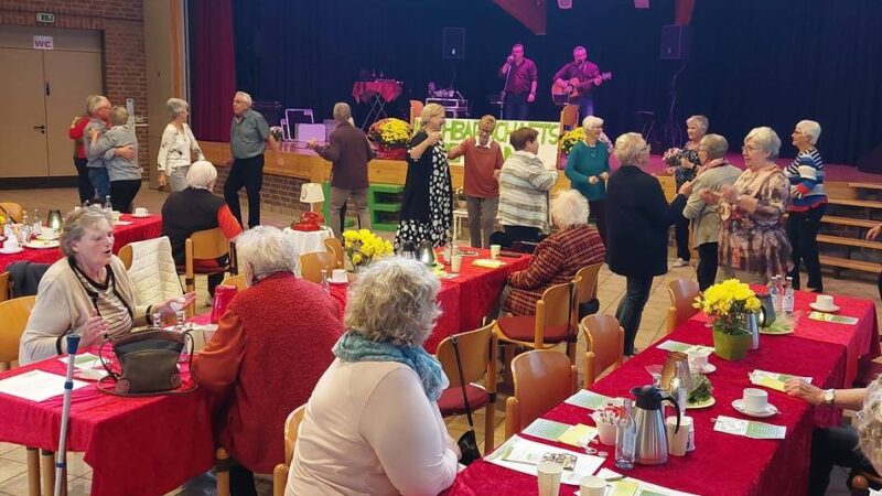 Tanz-Café im Sonsbecker Kastell: „Moonlights“ bringen Senioren zum Tanzen