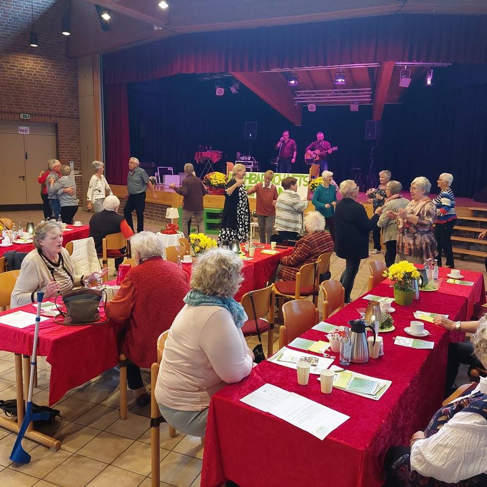 Tanz-Café im Sonsbecker Kastell: „Moonlights“ bringen Senioren zum Tanzen