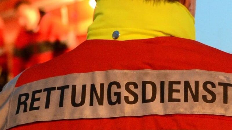 Vorfall in Bocholt: Unbekannter beleidigt Rettungskräfte und schlägt auf Krankenwagen ein
