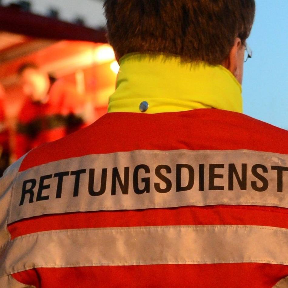 Vorfall in Bocholt: Unbekannter beleidigt Rettungskräfte und schlägt auf Krankenwagen ein