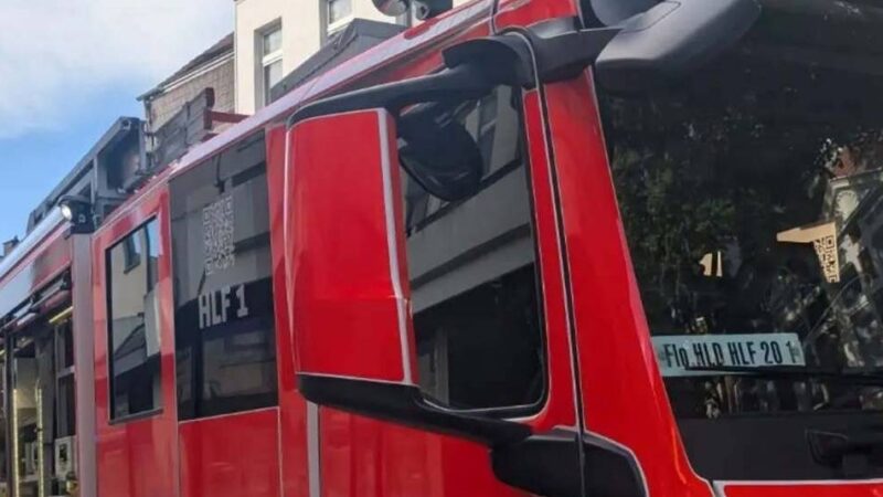Einsatz in Hilden: Küchenbrand am Warrington-Platz: Person über Drehleiter gerettet