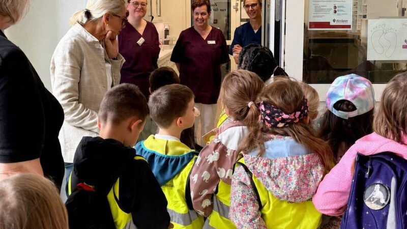 St. Remigius Krankenhaus in Leverkusen: „Burgzwerge“ auf Entdeckungsreise hinter Krankenhaus-Kulissen