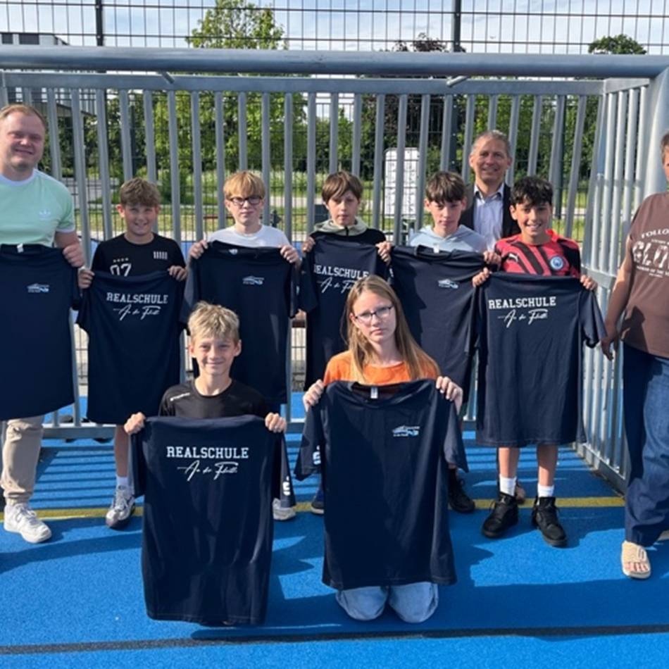 Spende für Gelderner Schule: Neue Trikots fürs Mixed-Team der Realschule