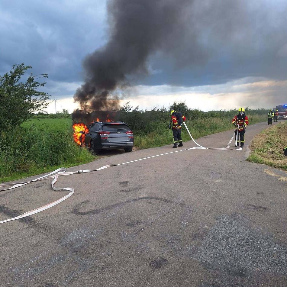 Feuerwehr Emmerich: Auto brennt am Flassertweg
