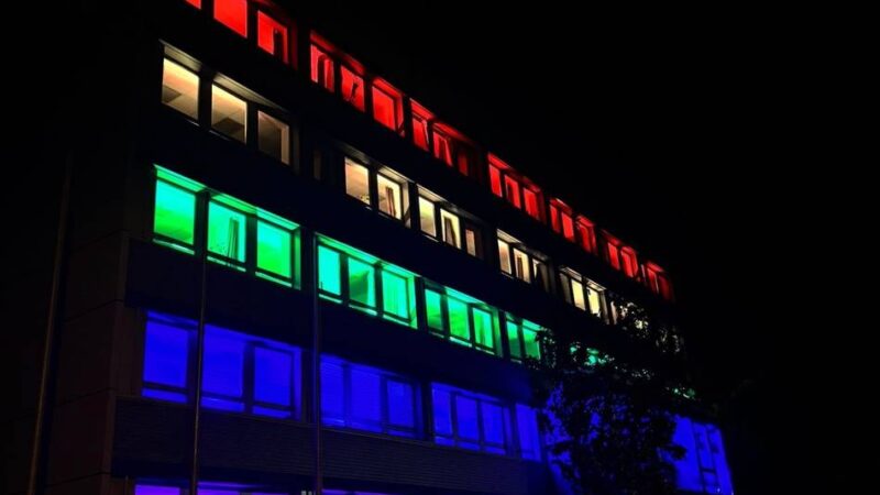 Stadt Radevormwald setzt ein Zeichen: Rathaus leuchtete in den Regenbogenfarben