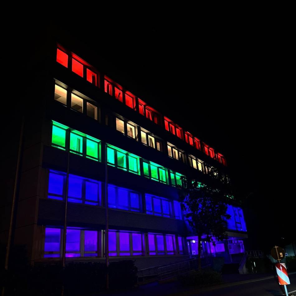 Stadt Radevormwald setzt ein Zeichen: Rathaus leuchtete in den Regenbogenfarben