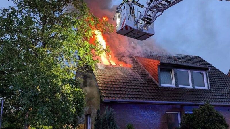 Zwei Brandeinsätze in einer Nacht: Blitzeinschlag und Dachstuhlbrand fordern Feuerwehr Rheinberg