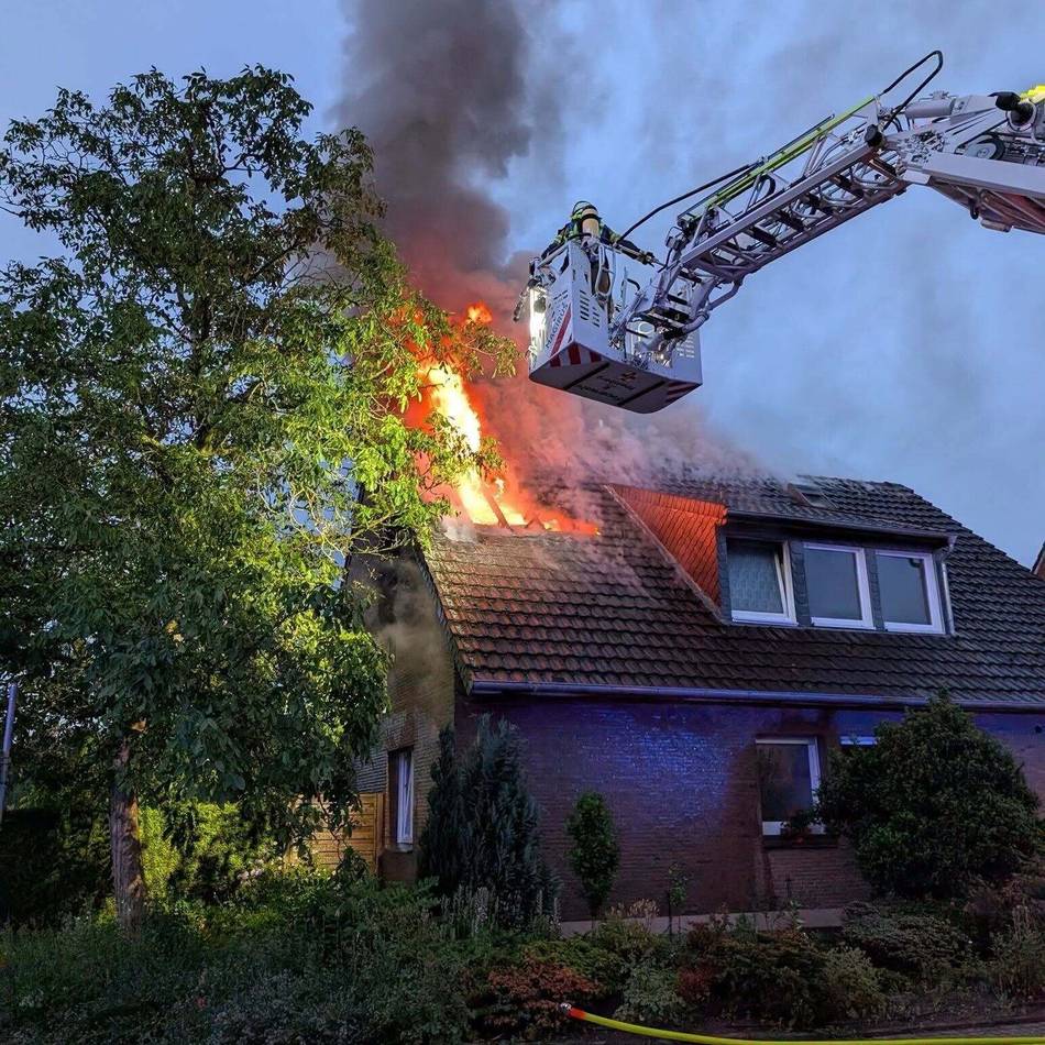 Zwei Brandeinsätze in einer Nacht: Blitzeinschlag und Dachstuhlbrand fordern Feuerwehr Rheinberg