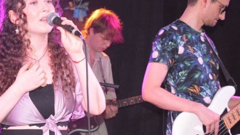 Festival in Düsseldorf: Musikerin Emmie Lee gewinnt Bandcontest von „Rock am Bach“