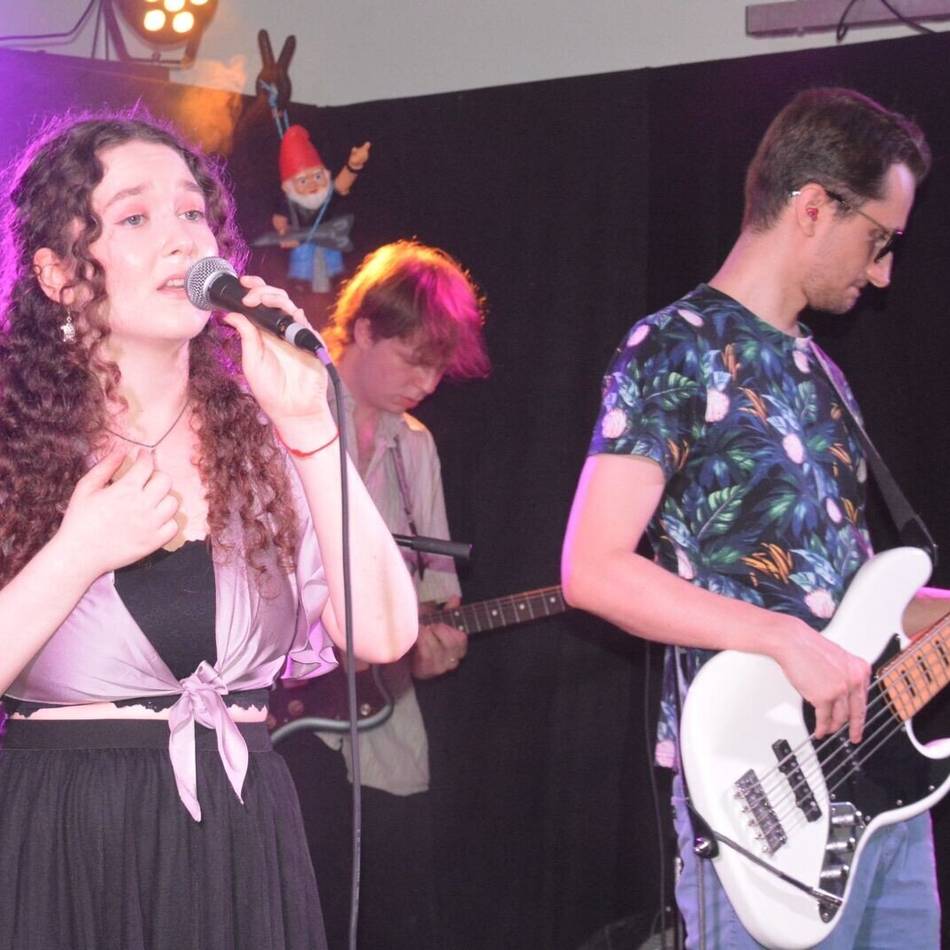 Festival in Düsseldorf: Musikerin Emmie Lee gewinnt Bandcontest von „Rock am Bach“