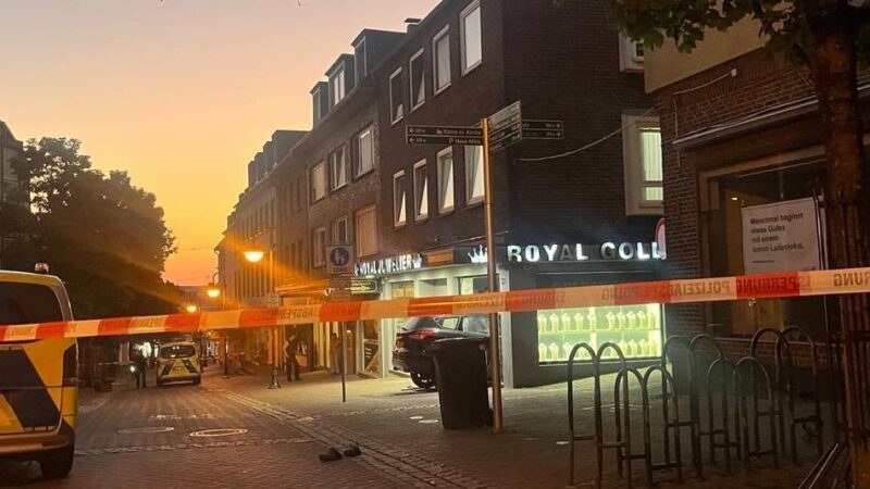 Auto rast in Schaufenster : Blitzeinbruch bei Juwelier in Kleve – Polizei nimmt fünf Tatverdächtige fest