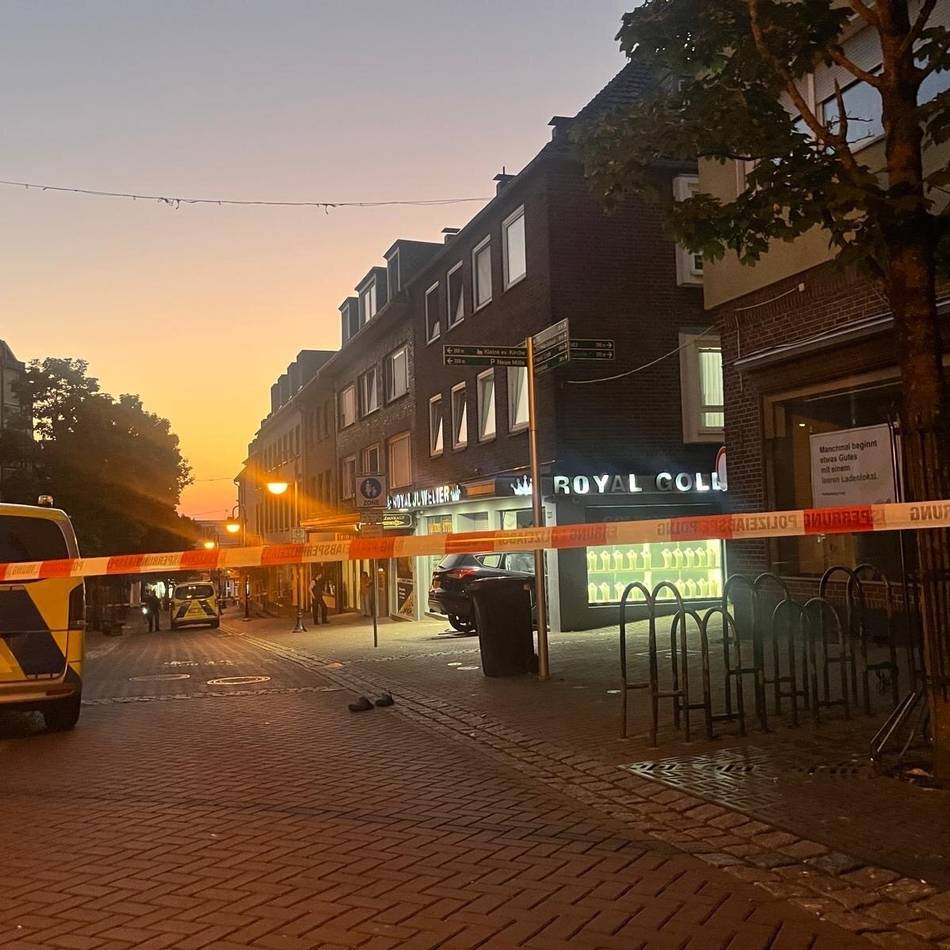 Auto rast in Schaufenster : Blitzeinbruch bei Juwelier in Kleve – Polizei nimmt fünf Tatverdächtige fest
