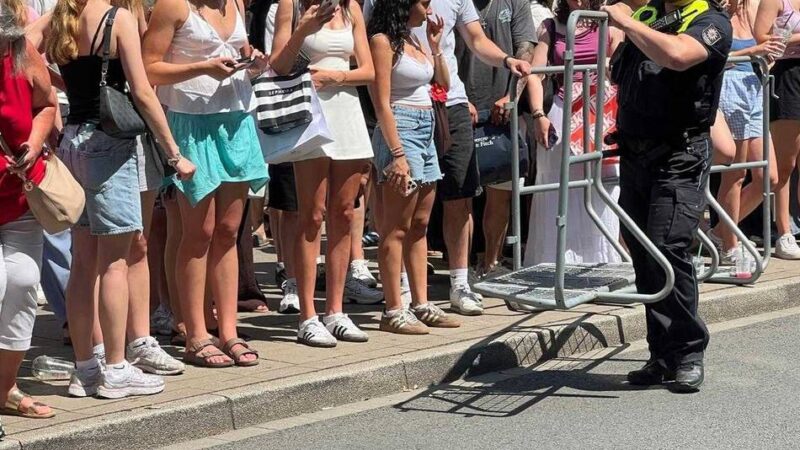 Bad Bunny in Düsseldorf: Riesen Fan-Andrang vor Hotel – Ordnungsamt stellt Absperrungen auf