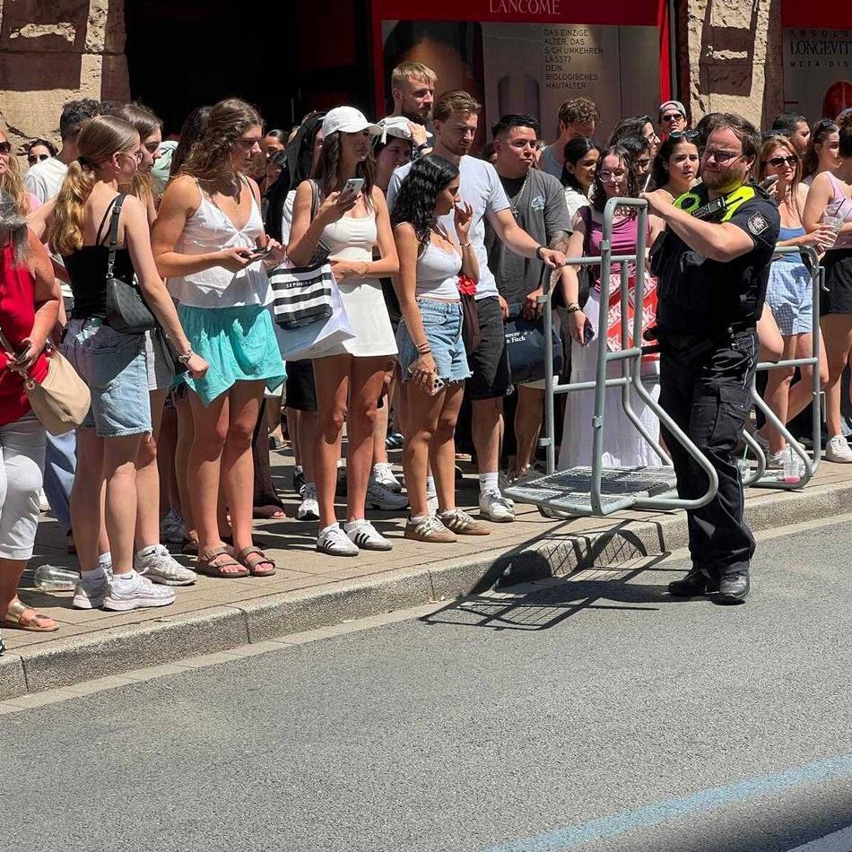 Bad Bunny in Düsseldorf: Riesen Fan-Andrang vor Hotel – Ordnungsamt stellt Absperrungen auf