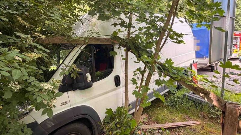 Unfall in Hünxe: Transporter kollidiert mit Auto – Fahrer steckt fest