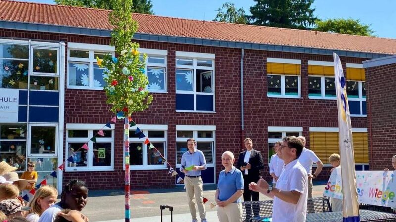 Ehemalige Leiterin der Erkelenzer Franziskus-Schule: Hedwig Michalski bekommt eine Ulme als Zeichen der Verbundenheit