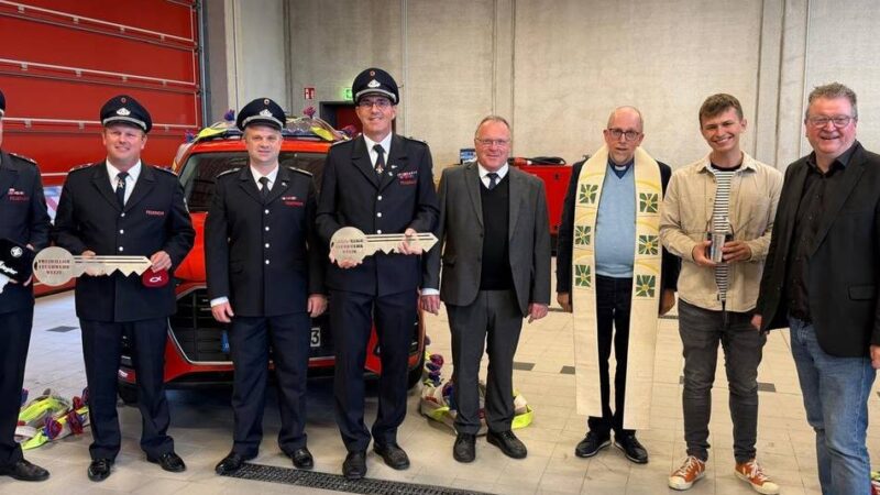 Zwei neue Fahrzeuge: Fahrzeugsegnung bei der Feuerwehr in Wemb