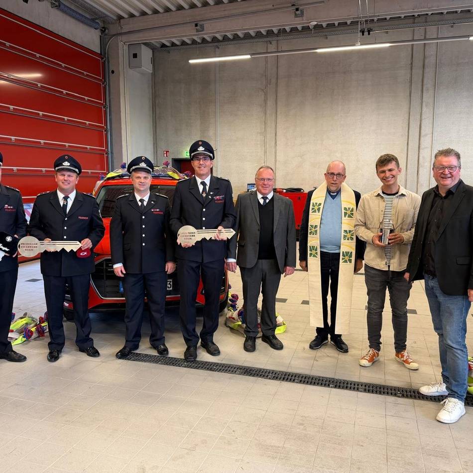 Zwei neue Fahrzeuge: Fahrzeugsegnung bei der Feuerwehr in Wemb