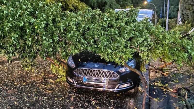 Erhebliche Schäden in Grevenbroich: Sturm fegt durch Neurath – Feuerwehr im Dauereinsatz