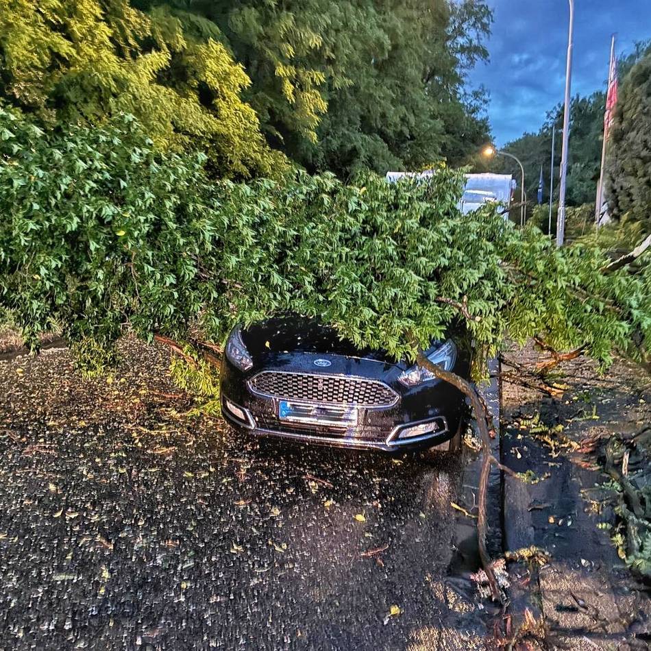 Erhebliche Schäden in Grevenbroich: Sturm fegt durch Neurath – Feuerwehr im Dauereinsatz