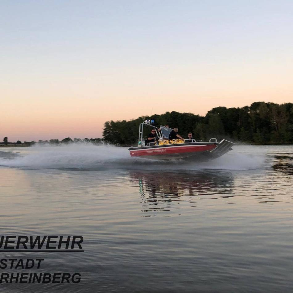 Großeinsatz zwischen Duisburg und Rheinberg: Mensch treibt hilflos im Rhein – wie er gerade noch gerettet werden konnte