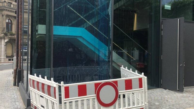 Vandalismus in Rheinberg: Glasscheibe am Alten Rathaus zerstört